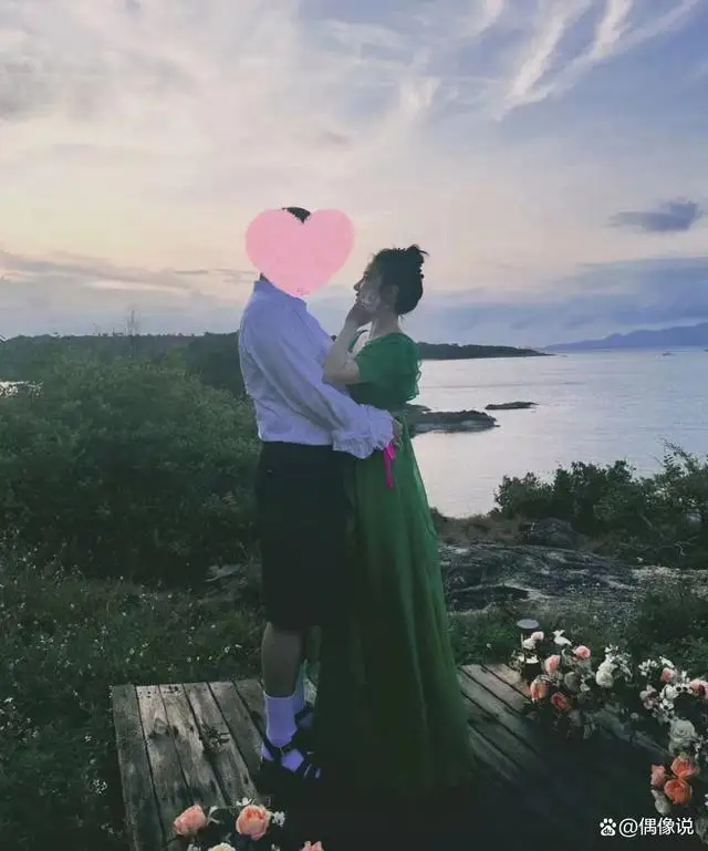 阚清子被男友求婚，合影好甜，钻戒形状别致，前男友纪凌尘引热议