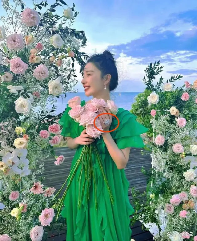 阚清子被男友求婚，合影好甜，钻戒形状别致，前男友纪凌尘引热议