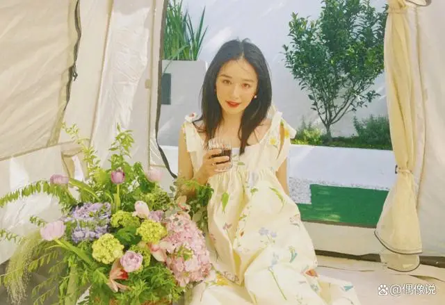 阚清子被男友求婚，合影好甜，钻戒形状别致，前男友纪凌尘引热议