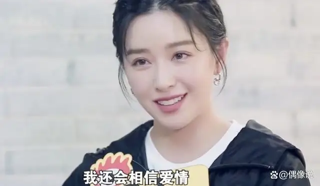 阚清子被男友求婚，合影好甜，钻戒形状别致，前男友纪凌尘引热议