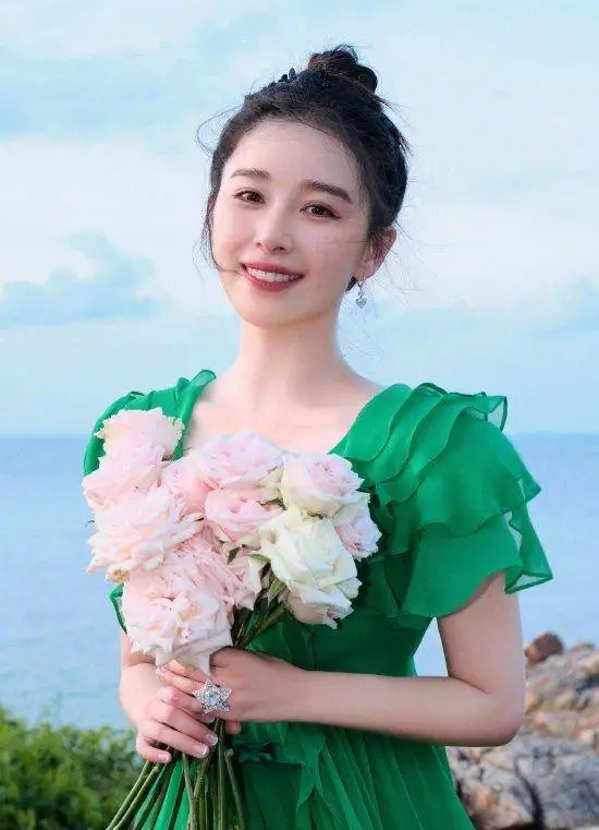 阚清子回应被求婚：谢谢大家 晒现场美照钻石戒指抢镜