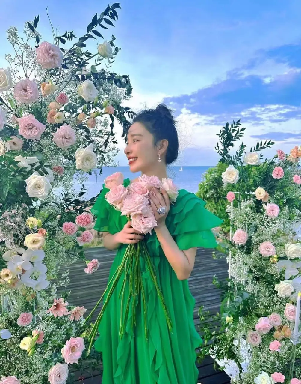 阚清子回应被求婚：谢谢大家 晒现场美照钻石戒指抢镜