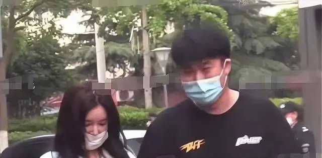 阚清子回应被求婚：谢谢大家 晒现场美照钻石戒指抢镜