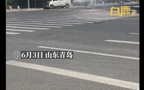 洒水车路过救火面包车，司机默默行动引发赞叹