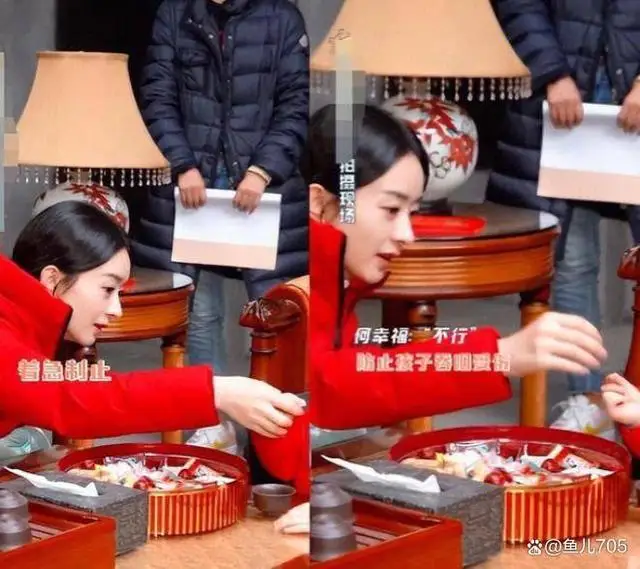 赵丽颖街边哄儿子被拍 赵丽颖街边哄儿子被拍