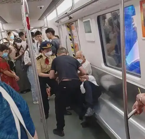 大叔和大爷抢占座位被乘客捶脸