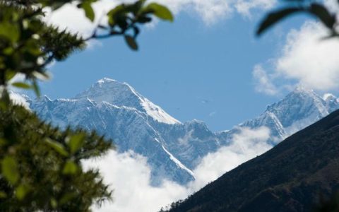 珠峰登山季结束，已致12死5失踪