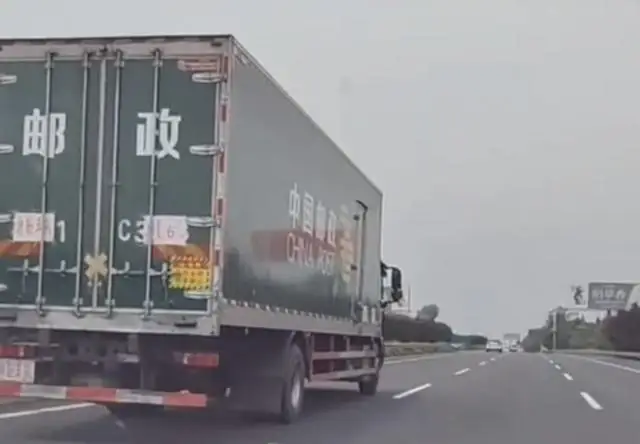 网友高速偶遇高考试卷押送车队:为考生保驾护航的背后努力 网友高速偶遇高考试卷押送车队:为考生保驾护航的背后努力