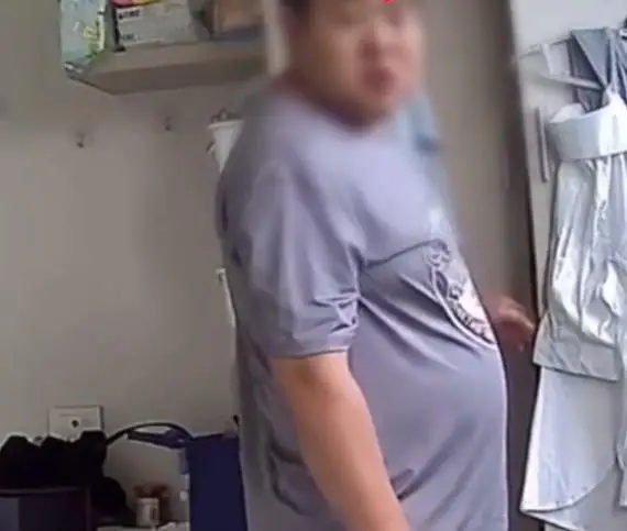 男房东多次私闯女租客房间,在床上翻找东西,当事人已报警 男房东多次私闯女租客房间,在床上翻找东西,当事人已报警