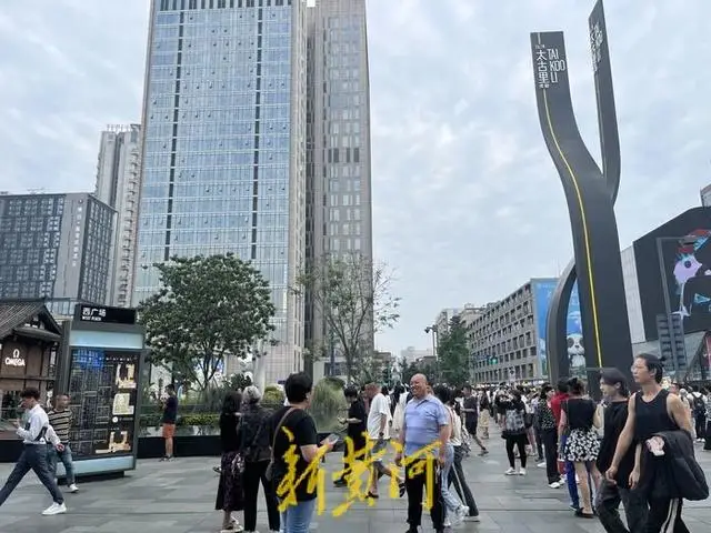 “国企领导牵手门”风波之后，成都太古里街拍热度未减，街拍警示牌成打卡点