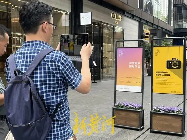 “国企领导牵手门”风波之后，成都太古里街拍热度未减，街拍警示牌成打卡点