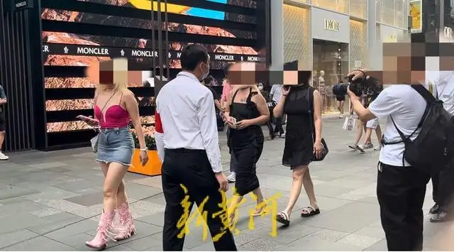 “国企领导牵手门”风波之后，成都太古里街拍热度未减，街拍警示牌成打卡点