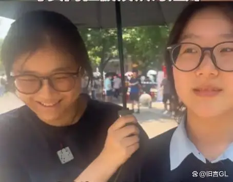 女孩出考场与母亲同框被误认为姐妹