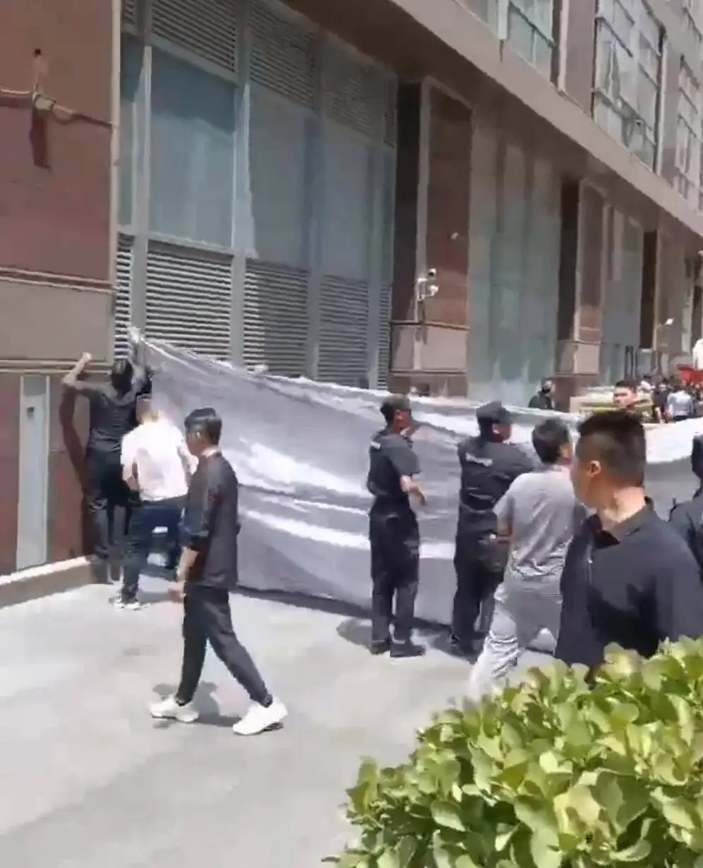 球迷气疯了！等半天看梅西，工作人员拉幕布遮挡，全场狂骂主办方