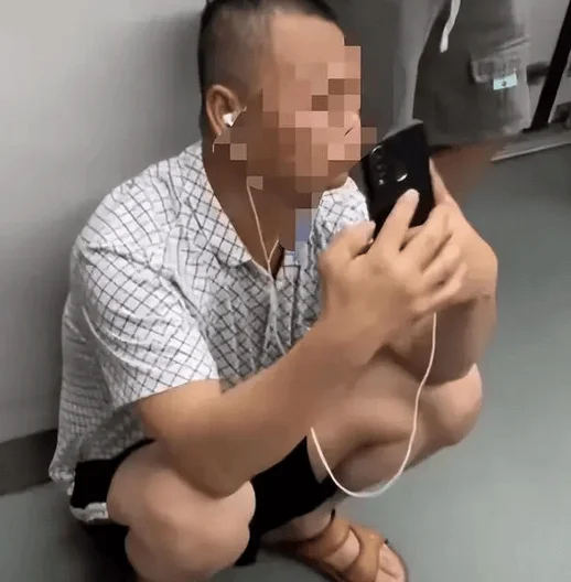 自证未偷拍仍被曝光大叔儿子发声：刚得知她发到网上，希望她能道歉