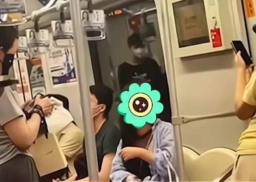 上海地铁女子自称市长孙女辱骂他人,引发网友热议,官方对此回应 上海地铁女子自称市长孙女辱骂他人,引发网友热议,官方对此回应