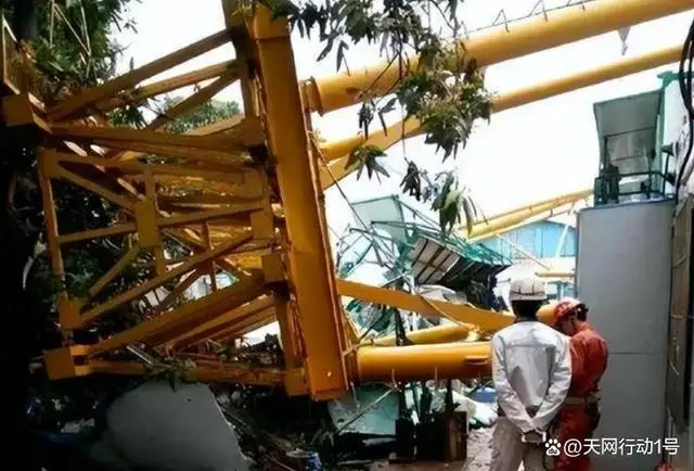安徽芜湖狂风12级造成龙门吊倾覆，三名安保不幸身亡！