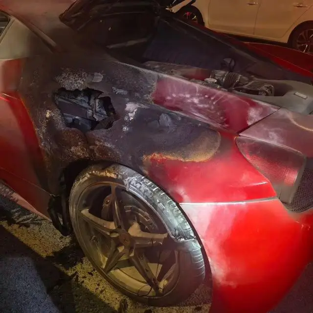 杭州街头百万级跑车起火,车身烧出大洞,消防发出重要提醒 杭州街头百万级跑车起火,车身烧出大洞,消防发出重要提醒