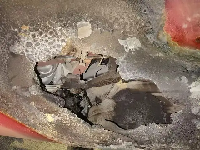 杭州街头百万级跑车起火,车身烧出大洞,消防发出重要提醒 杭州街头百万级跑车起火,车身烧出大洞,消防发出重要提醒