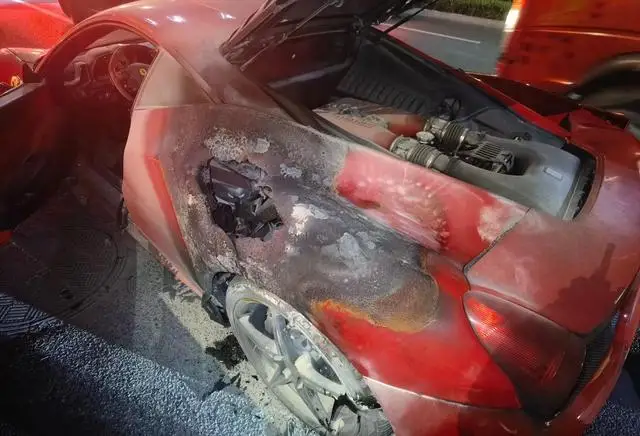 杭州街头百万级跑车起火，车身烧出大洞，消防发出重要提醒