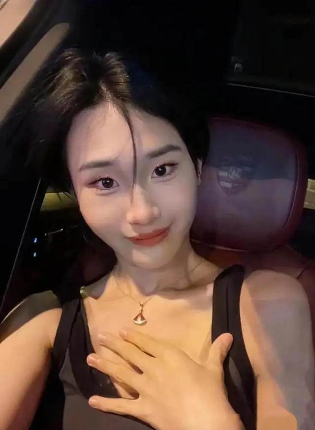 因没被称呼为“女士”，跨性别网红曝光空乘，再次引发众怒