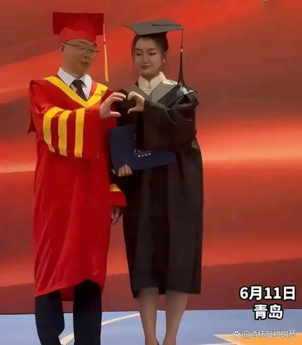 山东某高校毕业典礼,女生强制“掰弯”校长手指比心合影 山东某高校毕业典礼,女生强制“掰弯”校长手指比心合影