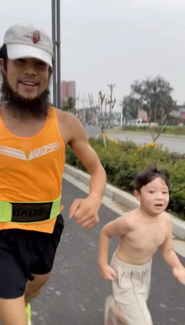 爸爸带女儿跑步200余天孩子变化明显，并非个例