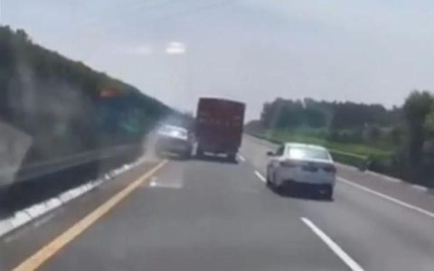 货车高速上连续疯狂别车被撞停，司机跳下高速逃逸