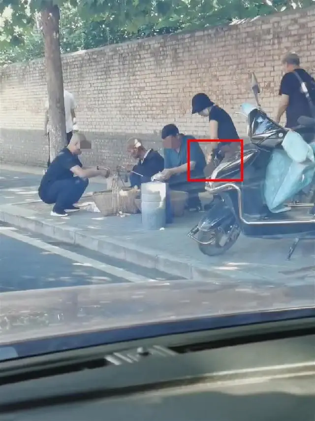 偷杏女子及其同伙被抓获,向老人道歉:干的太不是人事,警方:系团伙作案 偷杏女子及其同伙被抓获,向老人道歉:干的太不是人事,警方:系团伙作案
