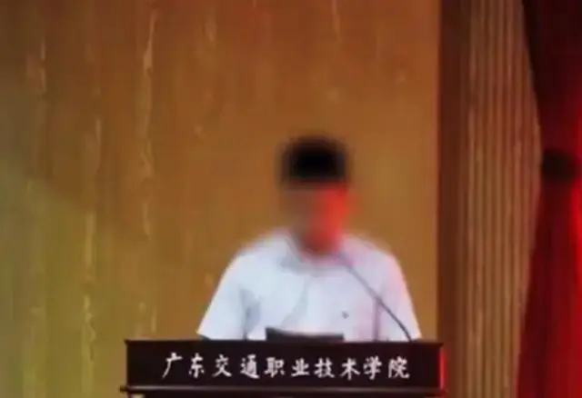 高校干部车内出轨被女方婆婆抓现行,现场画面曝光,学校作出回应 高校干部车内出轨被女方婆婆抓现行,现场画面曝光,学校作出回应