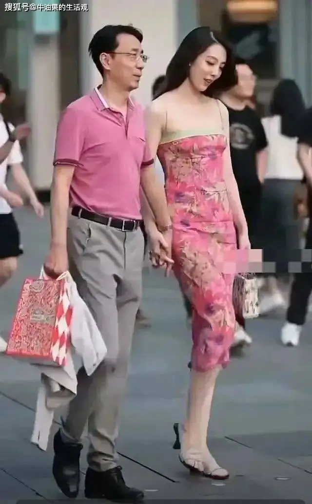 牵手门事件反转，董小姐发怒反击，放出四大传言试图洗白