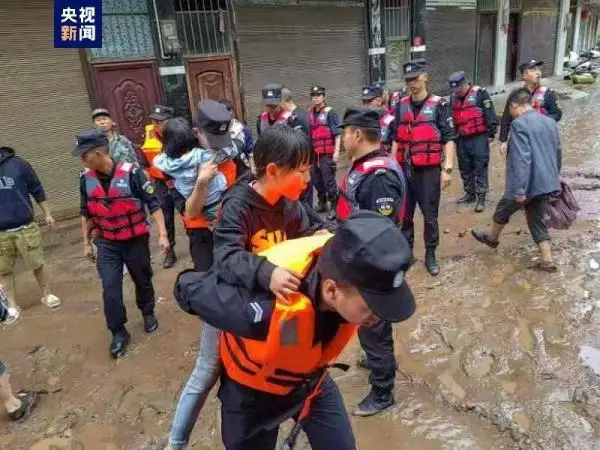 135名中考生身份证被洪水冲走,民警开启“极限冲刺” 135名中考生身份证被洪水冲走,民警开启“极限冲刺”