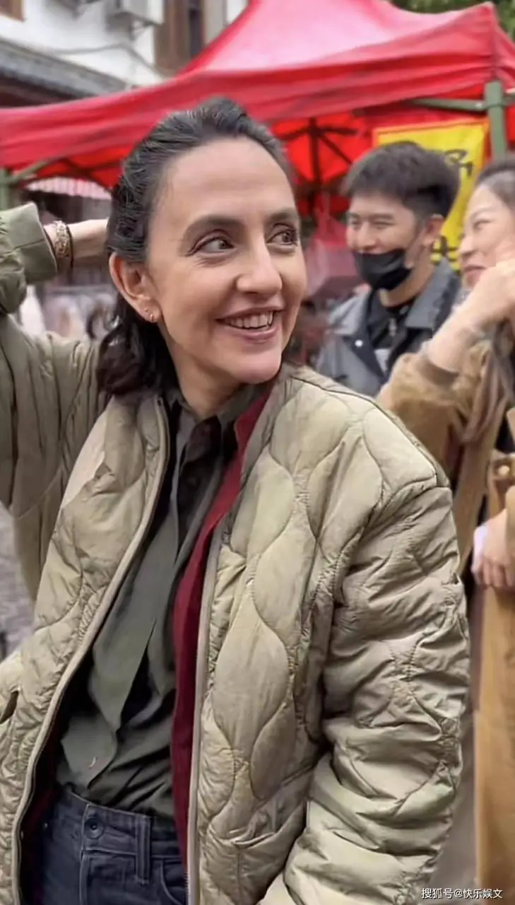 刘烨小1岁娇妻老到认不出！头发花白皱纹明显，样子似邋遢大婶