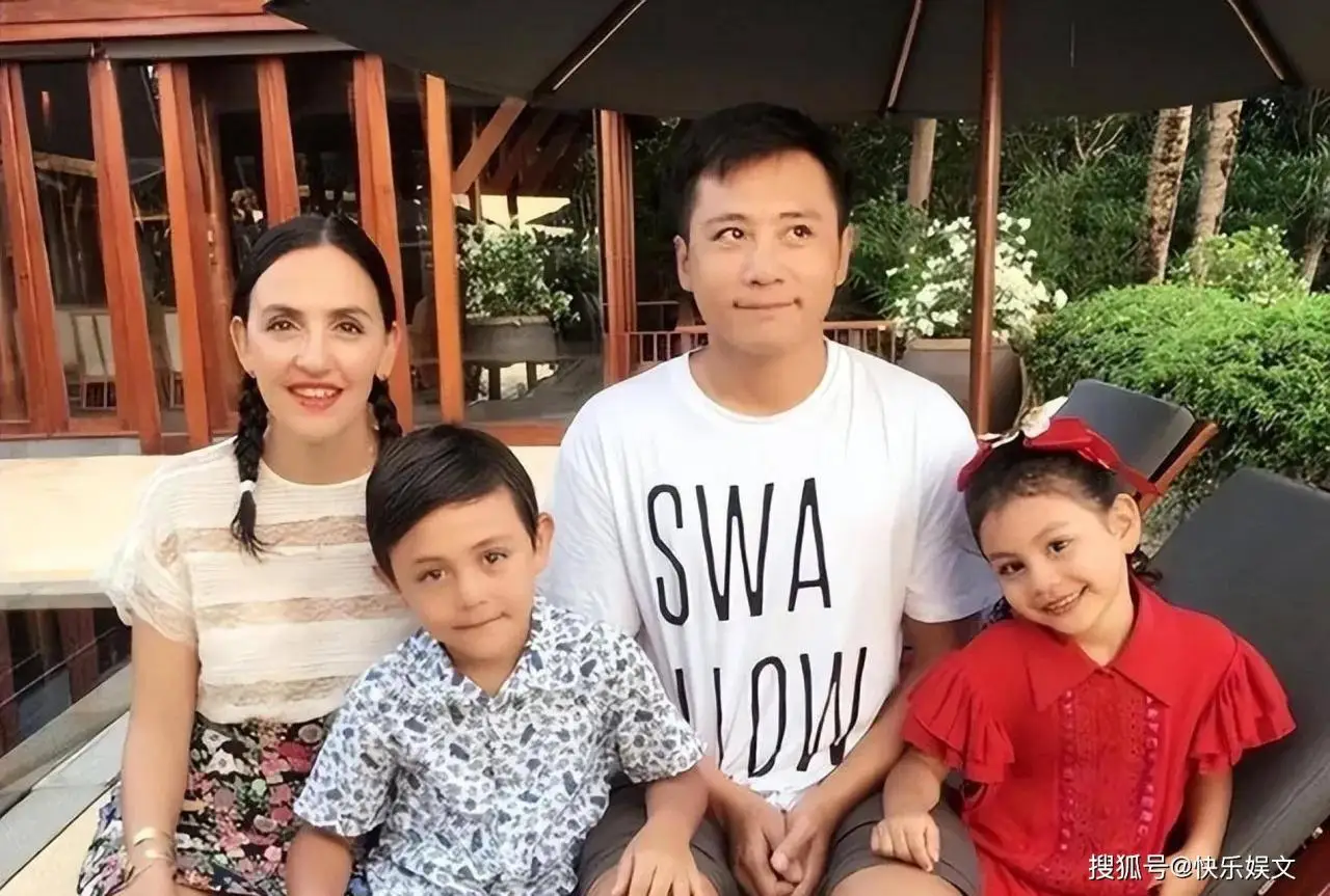 刘烨小1岁娇妻老到认不出！头发花白皱纹明显，样子似邋遢大婶
