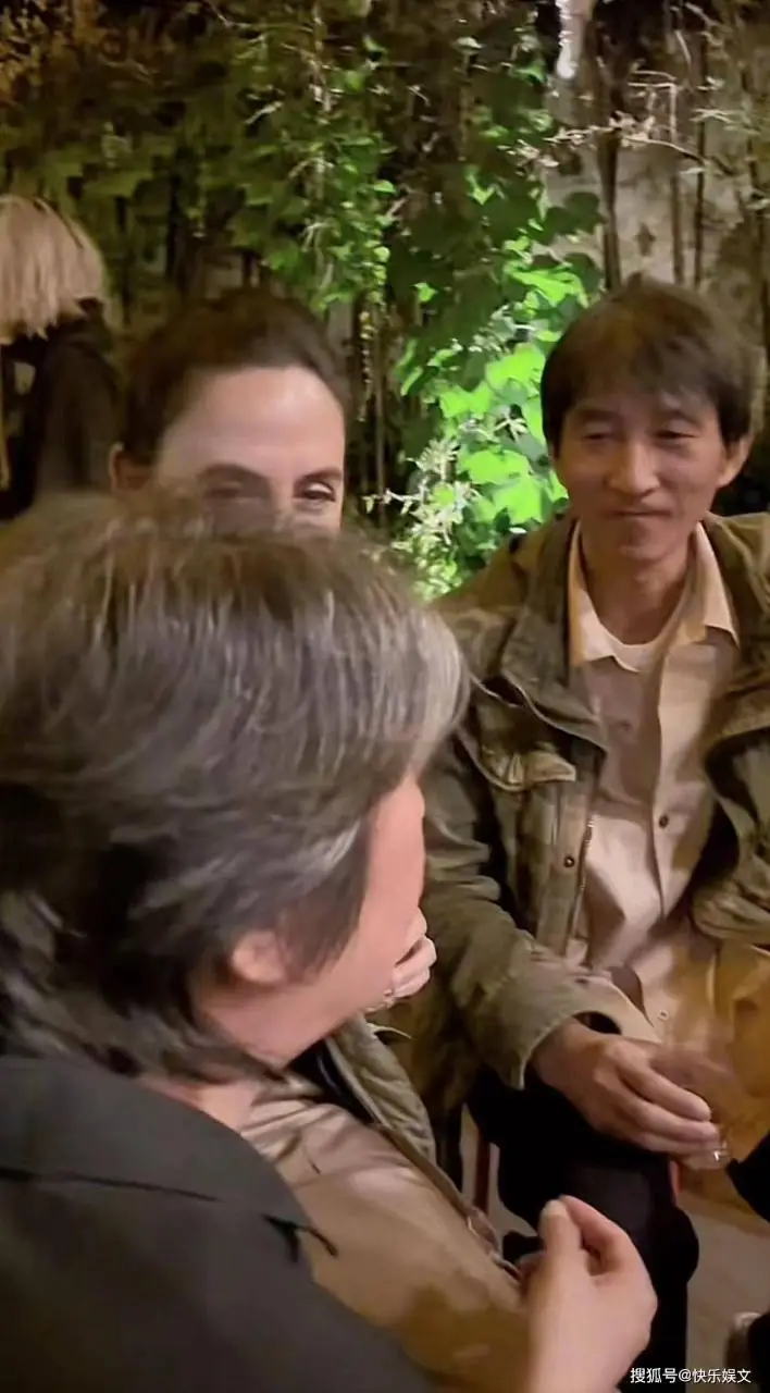 刘烨小1岁娇妻老到认不出！头发花白皱纹明显，样子似邋遢大婶