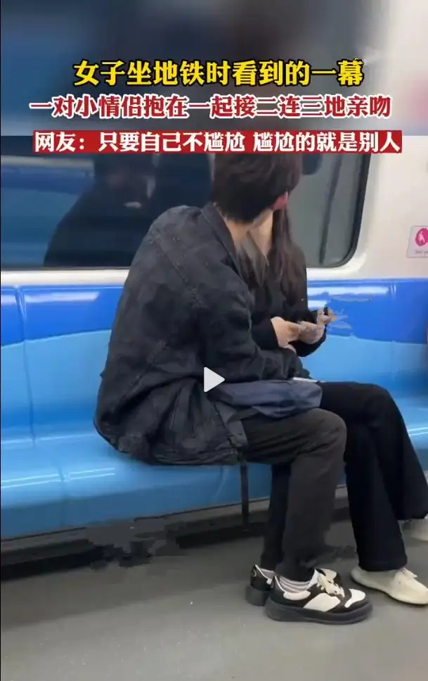 大妈地铁上指责男生搂着女友太恶心,遭到男友回怼,现场曝光 大妈地铁上指责男生搂着女友太恶心,遭到男友回怼,现场曝光