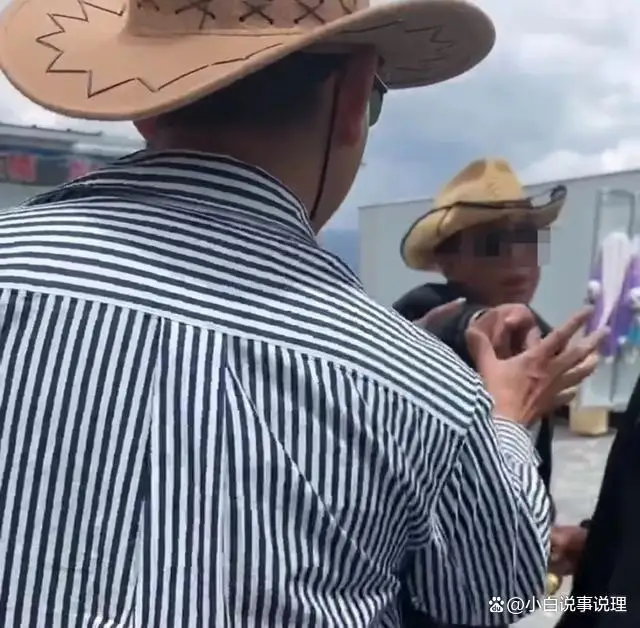 女子因自带披肩被景区商贩薅衣服 女子因自带披肩被景区商贩薅衣服