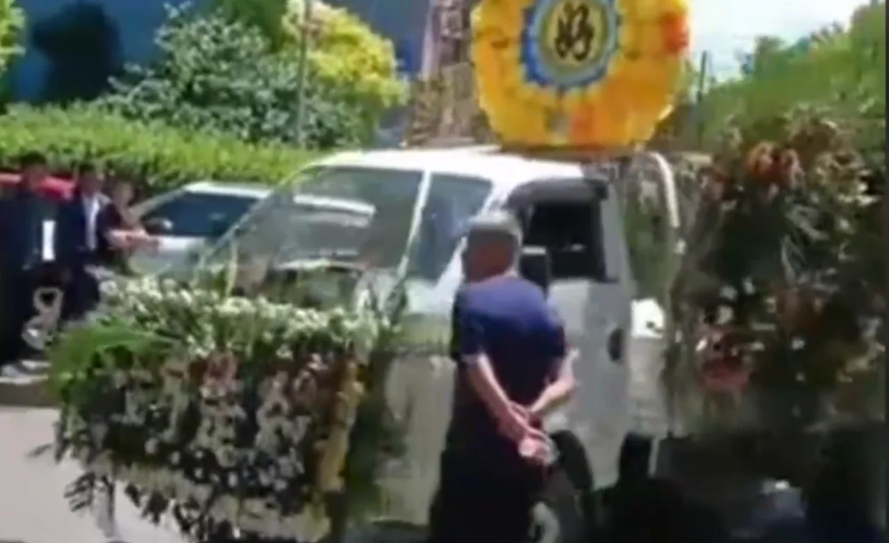 网传村支书葬母数十辆花车致拥堵，如属实违反了哪些规定？