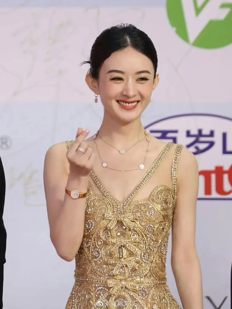 【赵丽颖白玉兰红毯比心】赵丽颖白玉兰红毯笑得好甜