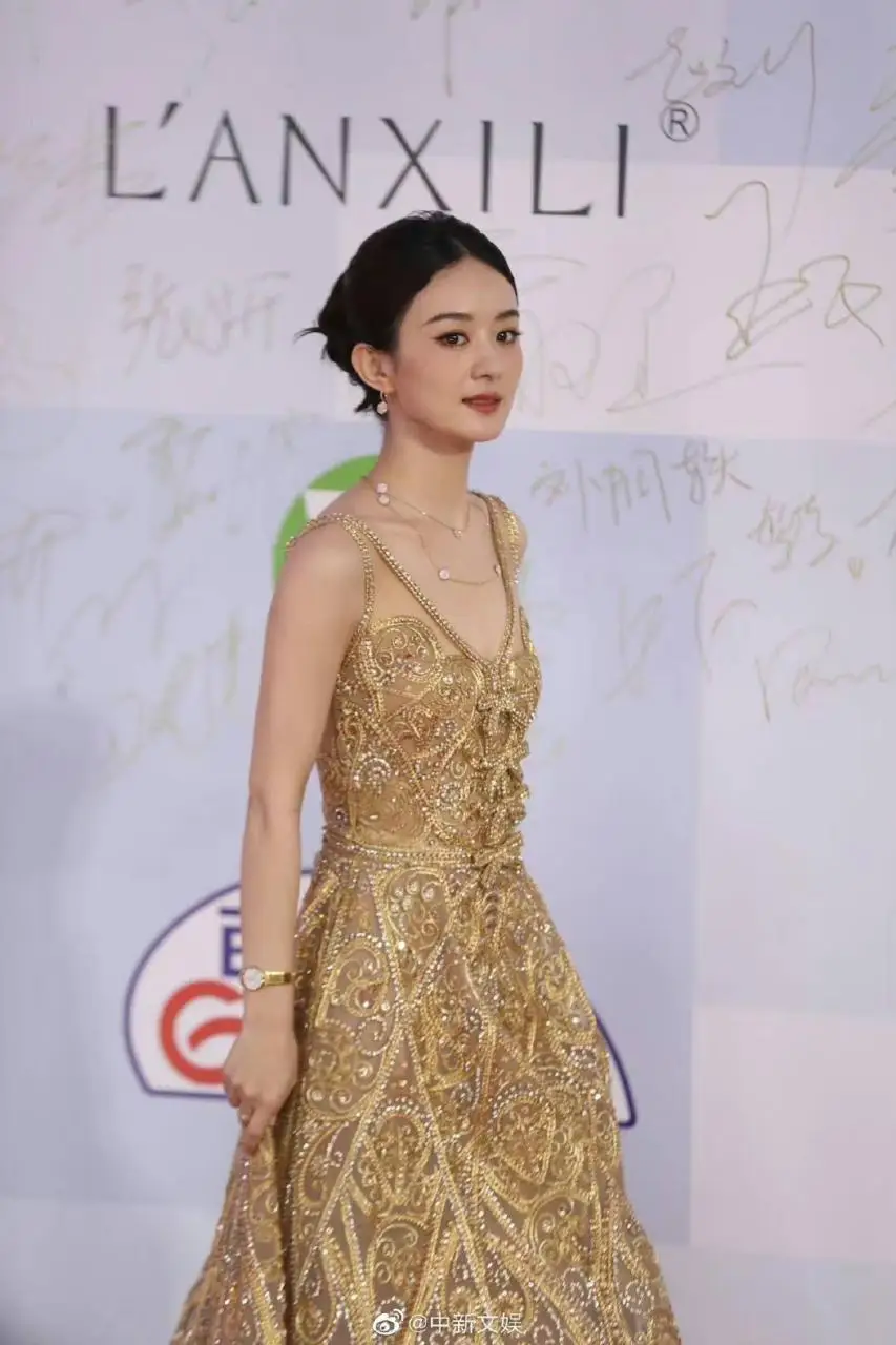 【赵丽颖白玉兰红毯比心】赵丽颖白玉兰红毯笑得好甜
