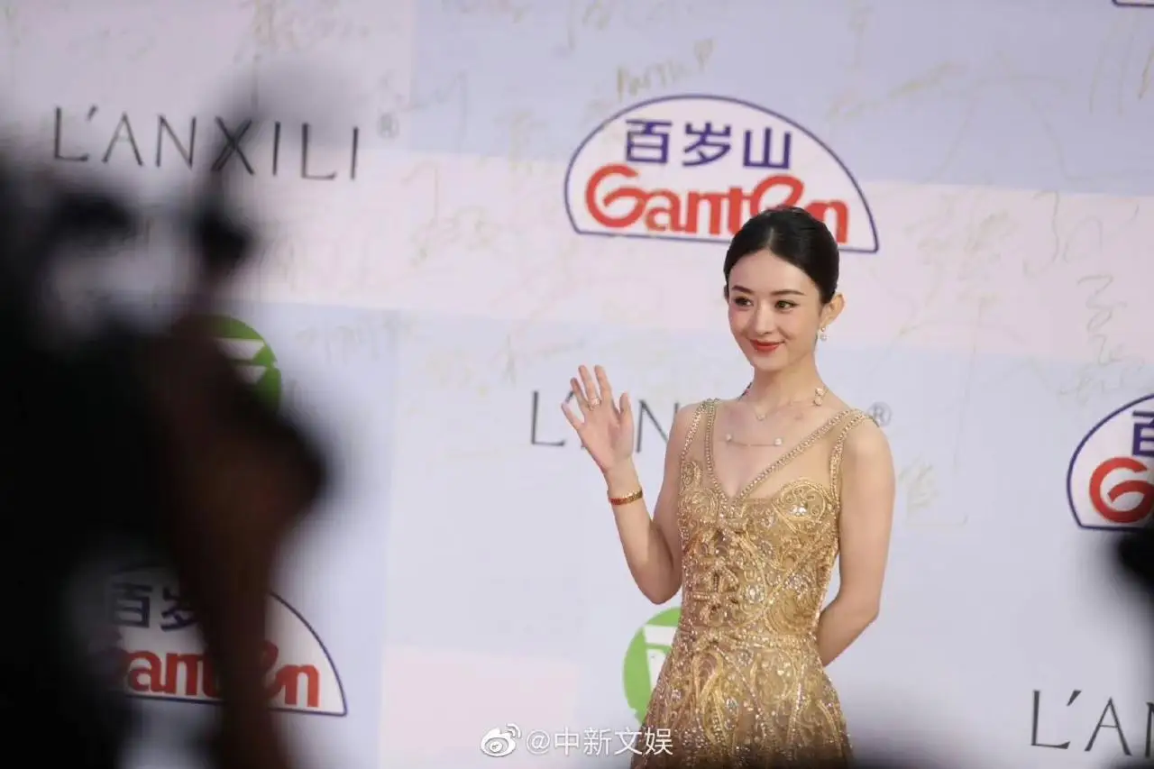 【赵丽颖白玉兰红毯比心】赵丽颖白玉兰红毯笑得好甜