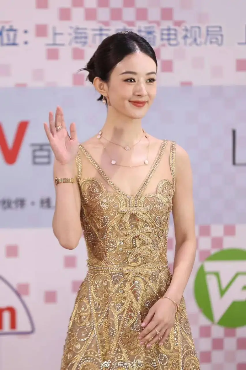 【赵丽颖白玉兰红毯比心】赵丽颖白玉兰红毯笑得好甜