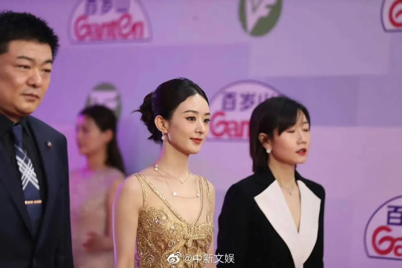 【赵丽颖白玉兰红毯比心】赵丽颖白玉兰红毯笑得好甜