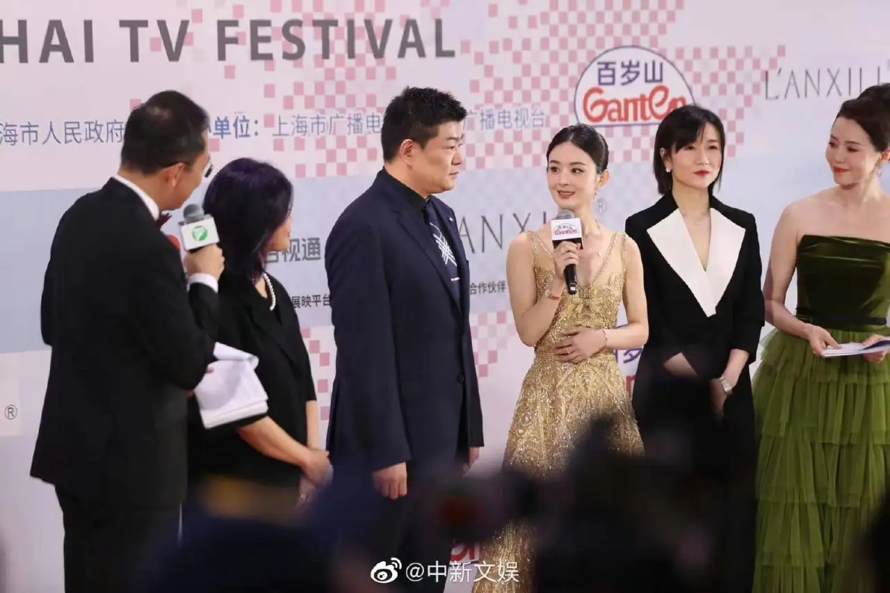 【赵丽颖白玉兰红毯比心】赵丽颖白玉兰红毯笑得好甜