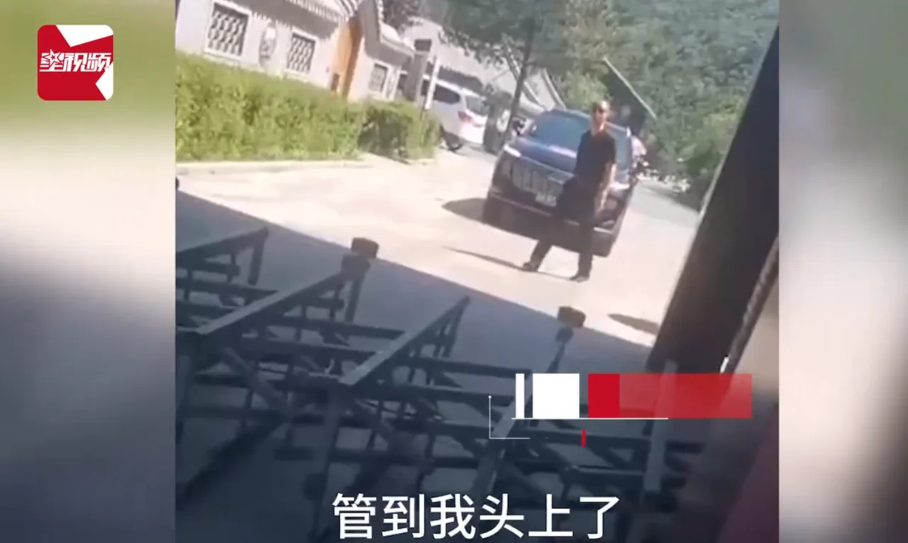 “我乐意就全部推倒！”董事长开车进长城景区被拒，现场发火强拆大门！官方回应了