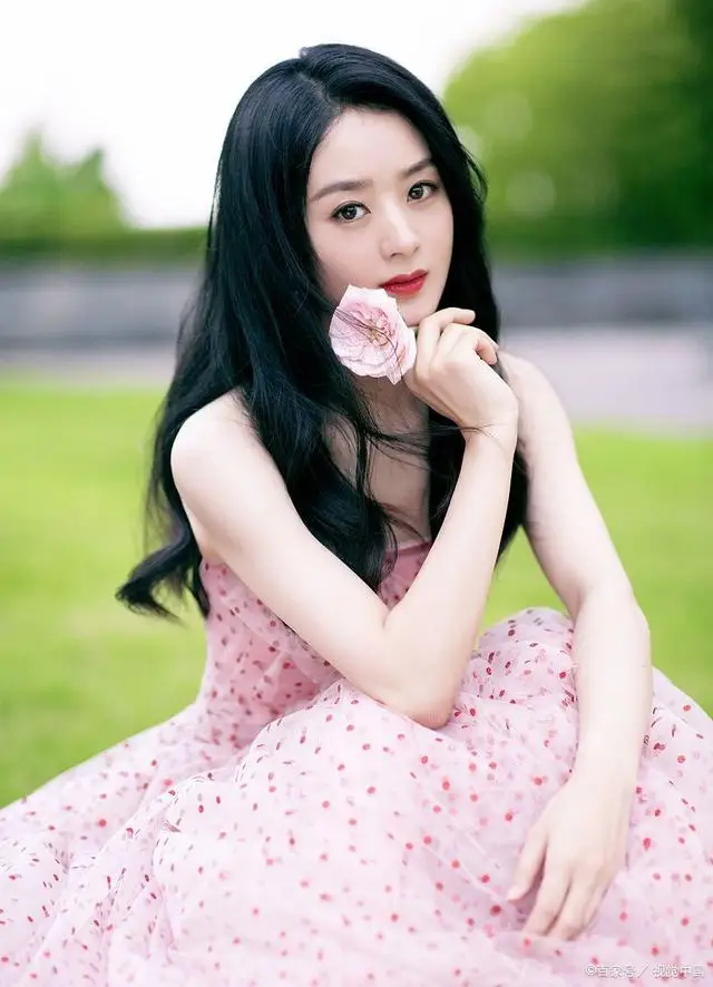 雷佳音误踩赵丽颖裙子引热议,揭秘中国电视节颁奖典礼尴尬一刻 雷佳音误踩赵丽颖裙子引热议,揭秘中国电视节颁奖典礼尴尬一刻