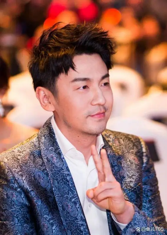 雷佳音误踩赵丽颖裙子引热议,揭秘中国电视节颁奖典礼尴尬一刻 雷佳音误踩赵丽颖裙子引热议,揭秘中国电视节颁奖典礼尴尬一刻