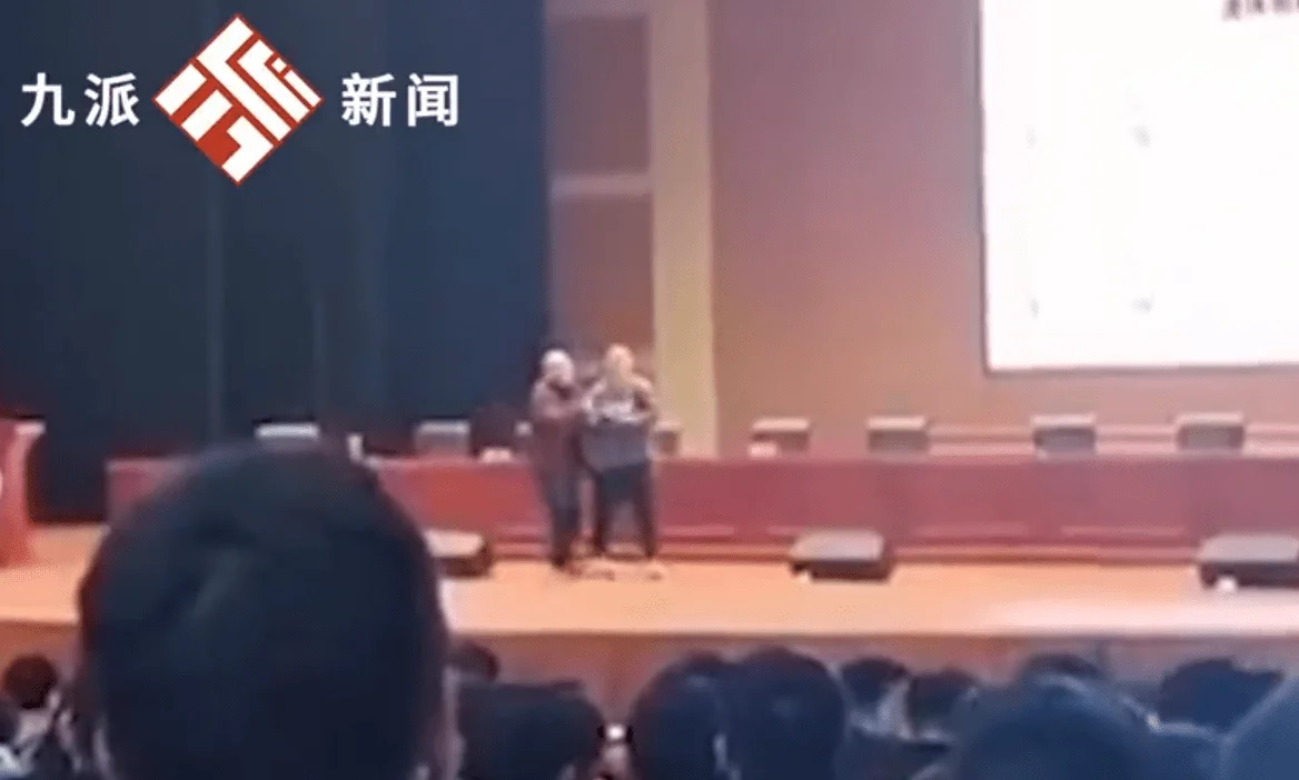 官方辟谣网传抢教授话筒学生考387分：他成绩非常优异，考了600多分，暂未处置造谣者