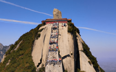 网友爬泰山自我洗脑马上到南天门