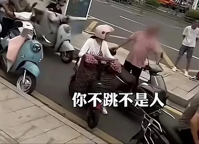 媒体揭秘喊“不跳不是人”的大爷是什么人？邻居称出事并不意外